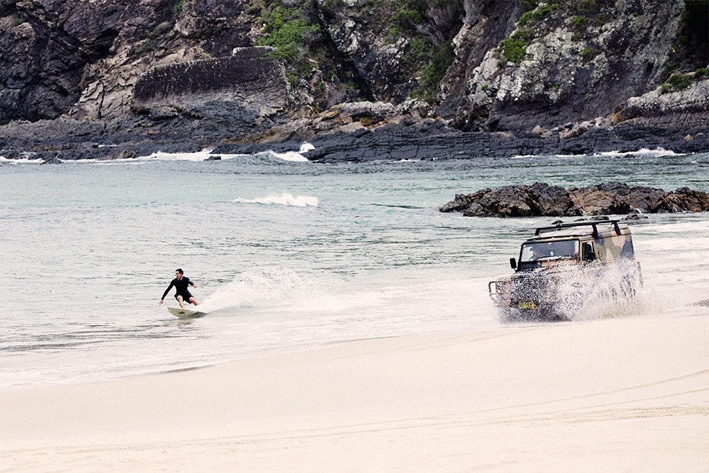 surfing-behind-landrover-defender